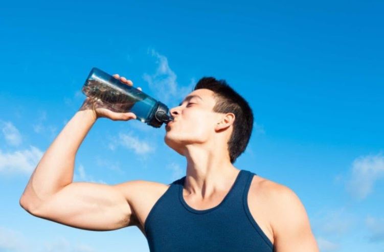 Uống nước có thể giúp bạn giảm mồ hôi dầu
